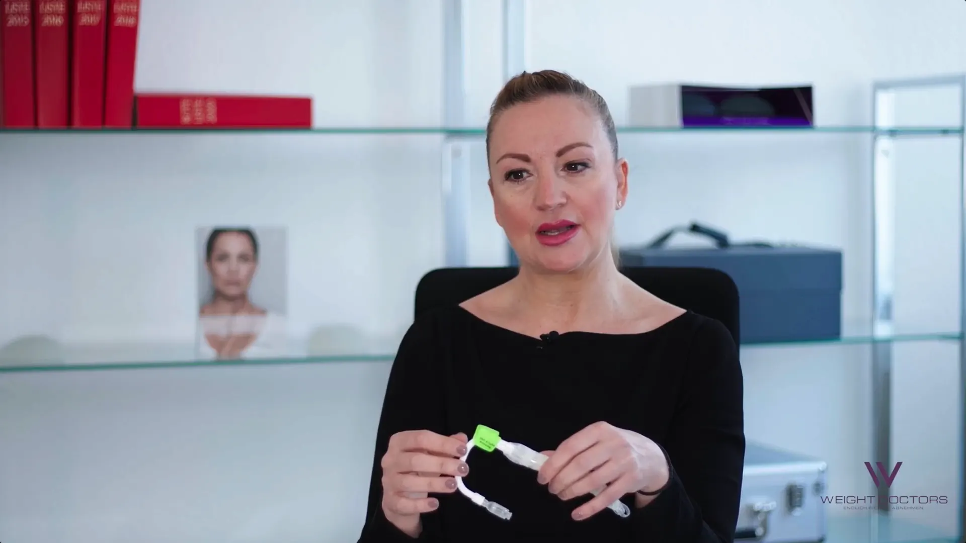 Weight Doctors® adviser explaining the capsule of the Allurion gastric balloon