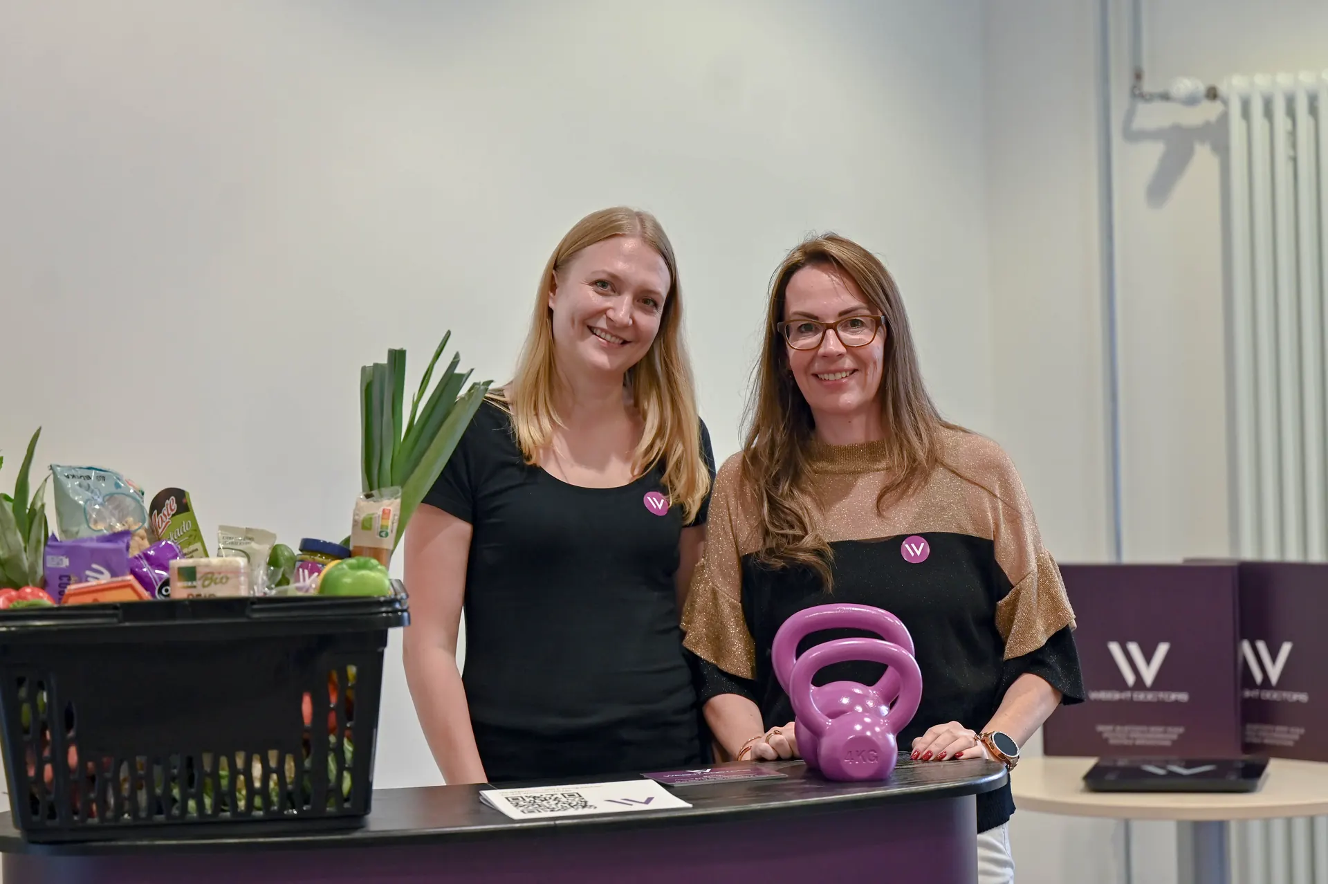 Twee medewerksters van Weight Doctors® met vers fruit en groenten