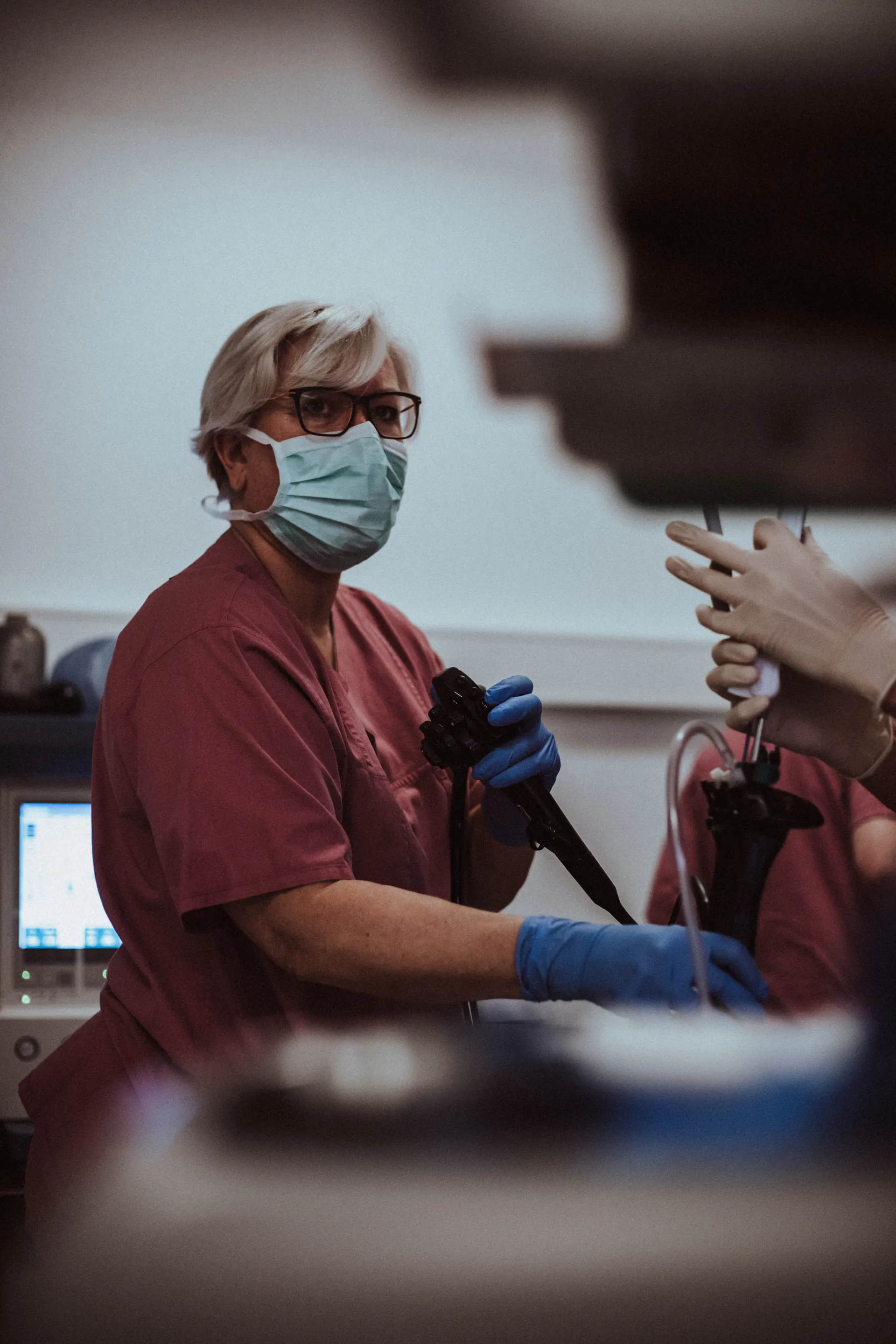 Dokter met ’n gesigsmasker by die endoskopietoring