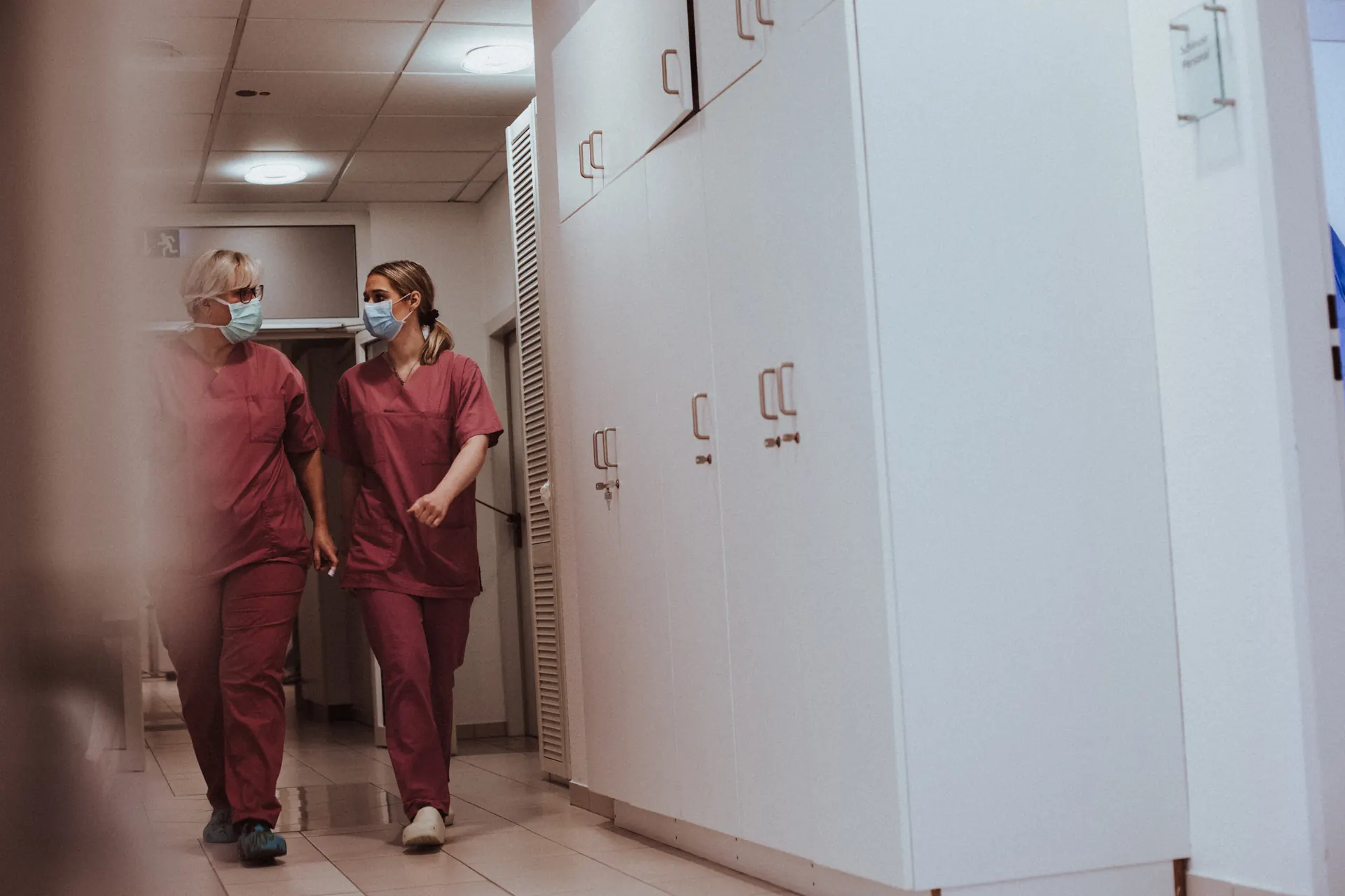 Twee verpleegkundiges van Weight Doctors® loop deur die kliniekgang