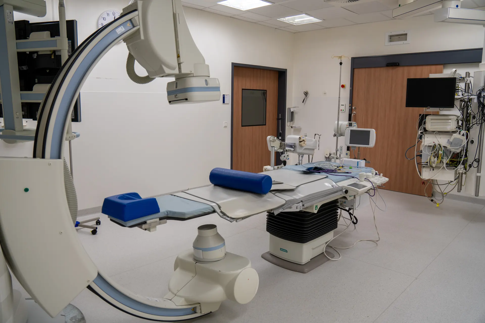 Modern operating theatre of the Weight Doctors® Nationalklinik with operating table and monitors